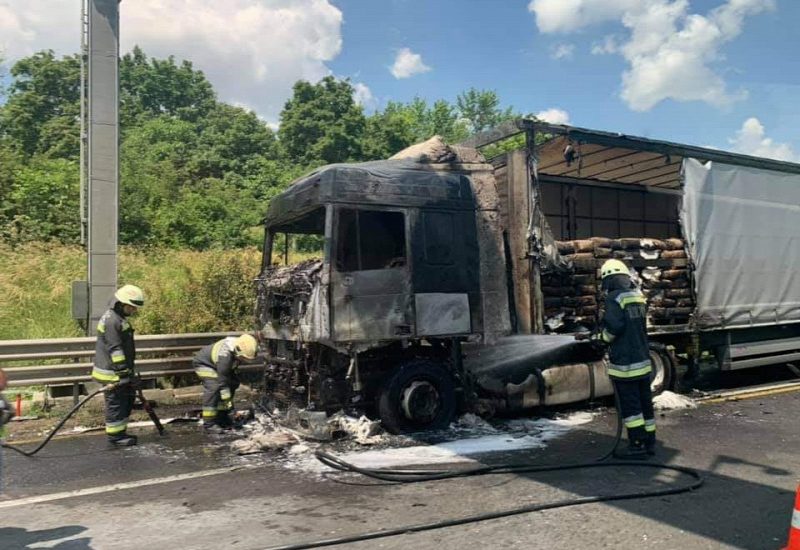 Kigyulladt egy teherautó az M7-es autópályán - Liner.hu