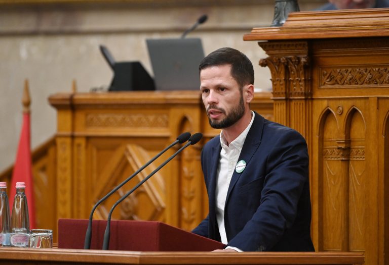 A Párbeszéd azzal vádolja a kormányt, hogy megszorító csomagot vezet be, amire nem kértek és nem is kaptak felhatalmazást