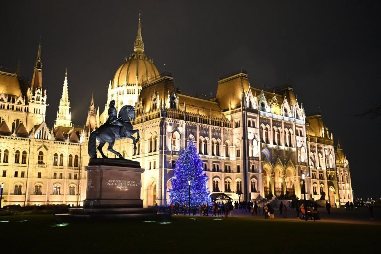 Így ragyog az ország karácsonyfája Budapesten (fotók)