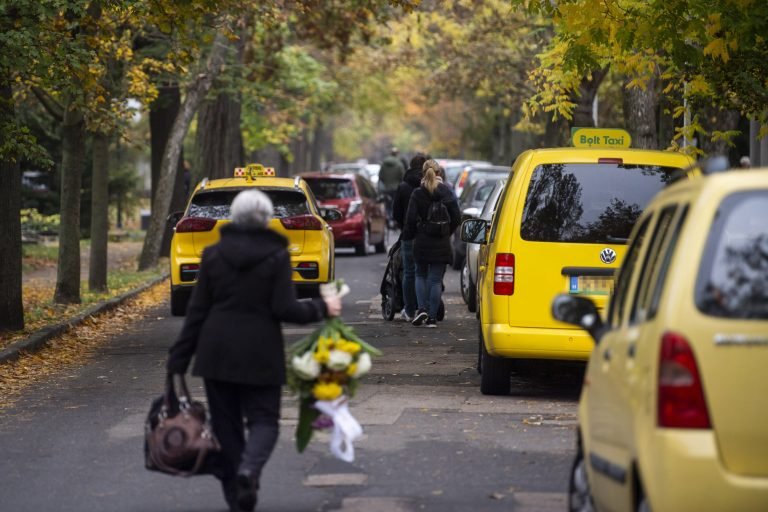 Követelésekkel teli listát kapott Budapest a taxisoktól és a közművek dolgozóitól