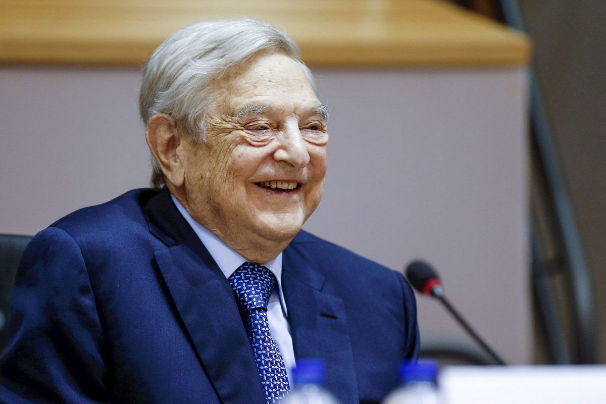 Átadja alapítványai irányítását Soros György