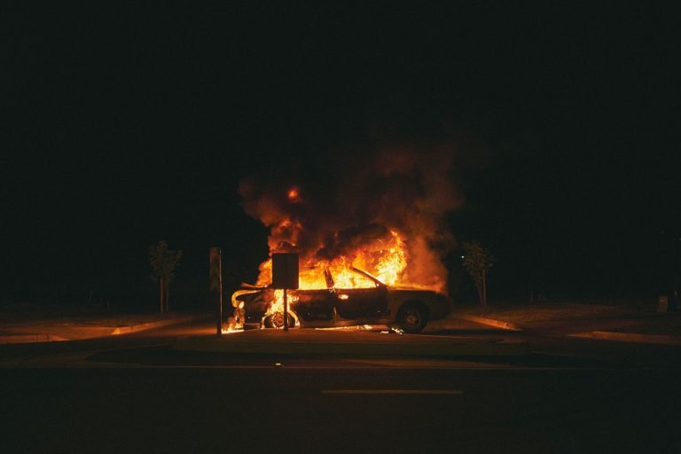 Kigyulladt egy autó az M3-ason, a környező növényzetre is átterjedtek a lángok