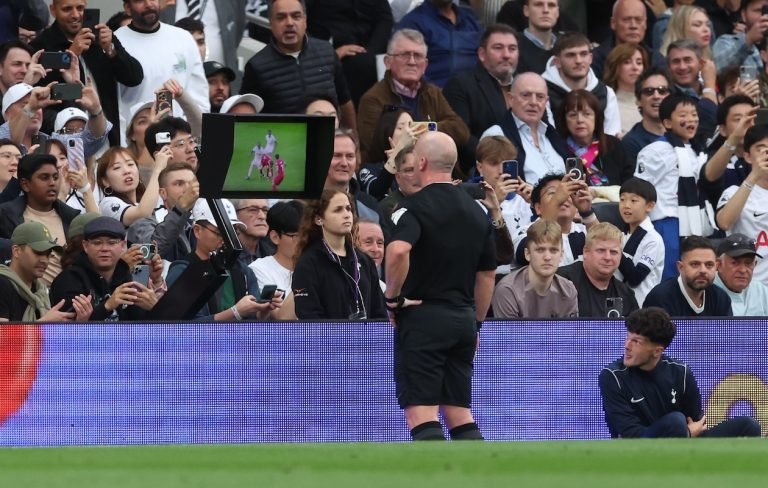 Büntetés helyett a Liverpool következő meccsét is megkapta a Manchester City – Tottenhamen hibázó játékvezető