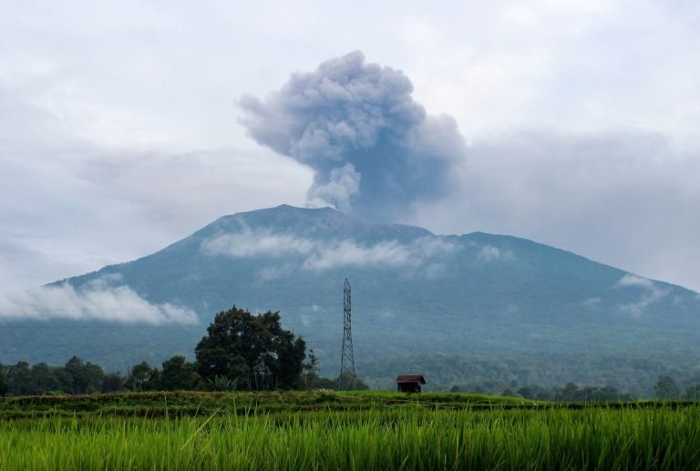 Indonéziai vulkánkitörés: 11 hegymászó vesztette életét, 12 eltűnt