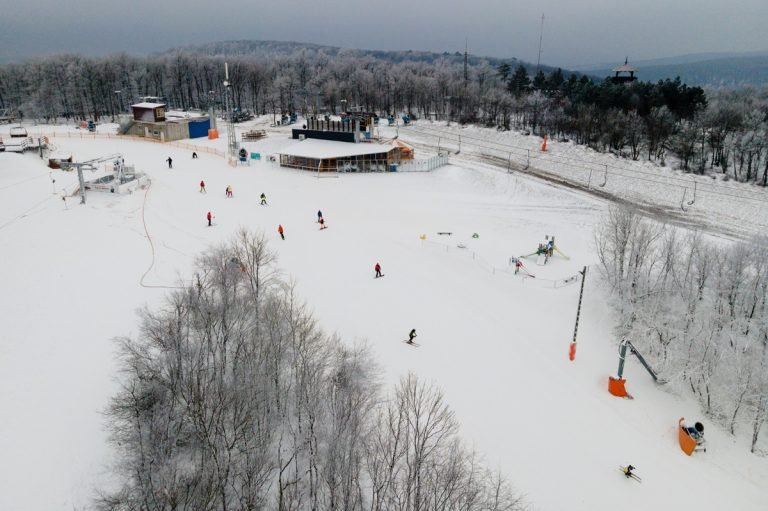 Jó hír a téli sportok szerelmeseinek, hétfőn nyit az Eplényi Síaréna