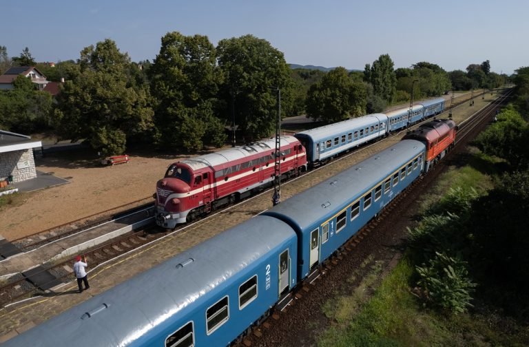 Mezőgazdasági öntözőberendezés dőlt a vasúti pályára Nagytőke és Kunszentmárton között