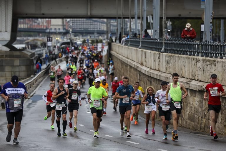 Furcsa és hideg időjárás mellett rendeznek futóversenyt vasárnap Budapesten