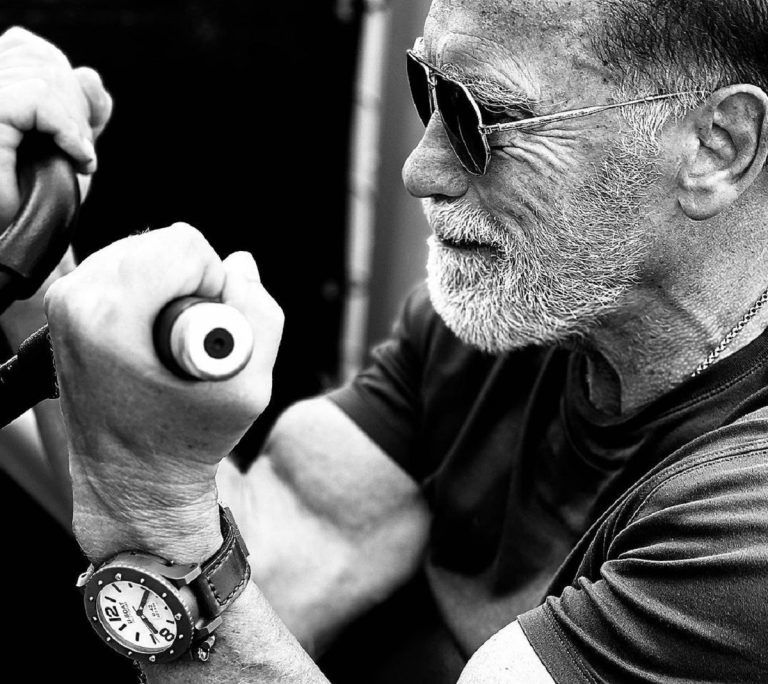 Egy Down-szindrómás fiúnak adott tippeket Arnold Schwarzenegger edzés közben