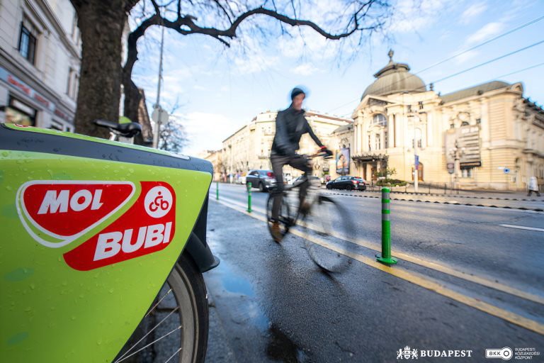 Magyar Péter szerit Karácsony Gergely felfestett kerékpárútjai életveszélyesek