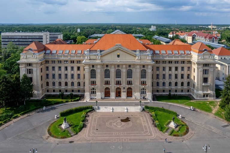 A Debreceni Egyetem nevével éltek vissza csalók, ingyenes laptopot hirdetnek