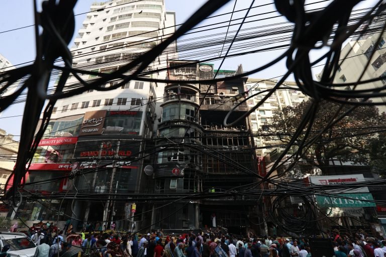 Legkevesebb 45 ember vesztette életét egy épülettűzben Bangladesben