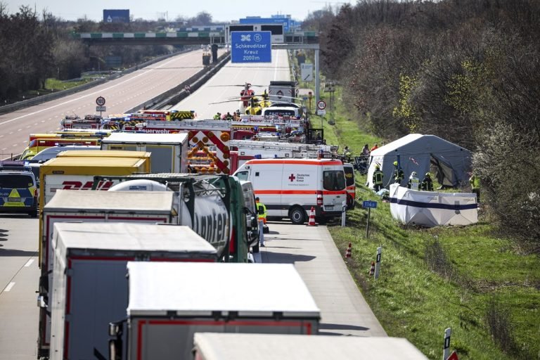 Súlyos buszbaleset történt Németországban, legalább 5 ember meghalt