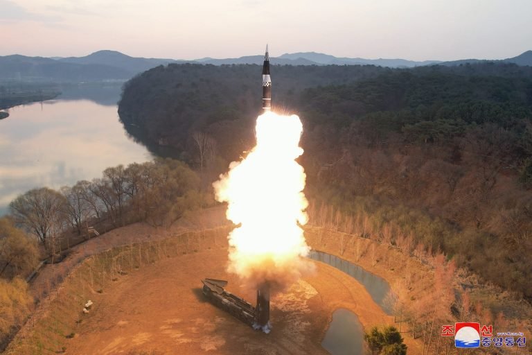 Észak-Korea már egy „szuper-nagy” robbanófejet tesztelt