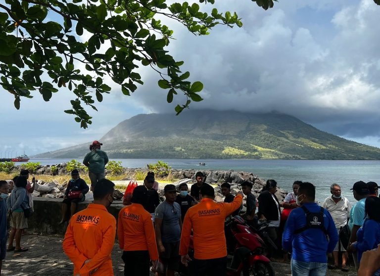 Már több mint 11 ezer embert evakuáltak egy elszabadult vulkán miatt