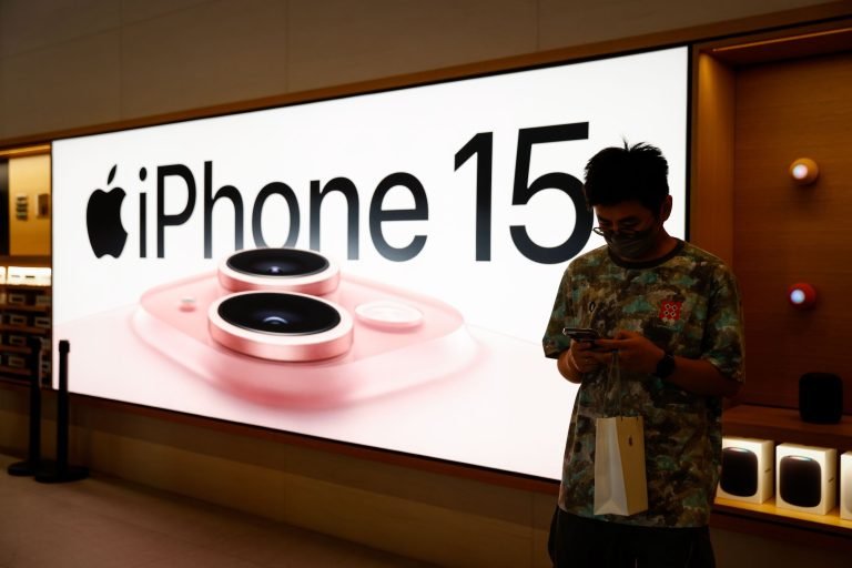 Miközben a Huawei szárnyal, az Apple iPhone eladásai 19 százalékkal bezuhantak Kínában