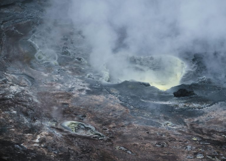 Vulkán peremén pózolt egy nő, majd 76 métert zuhant