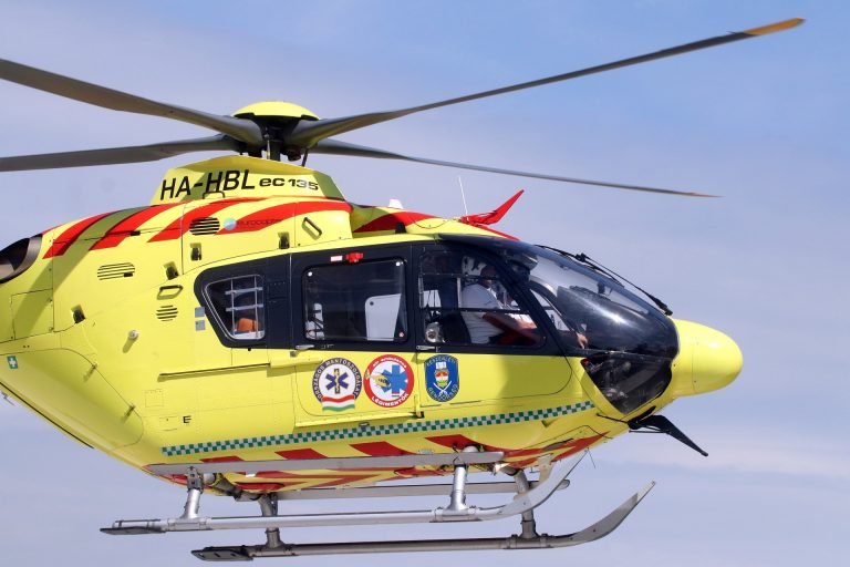 Mentőhelikoptert riasztottak egy súlyos motorbaleset miatt