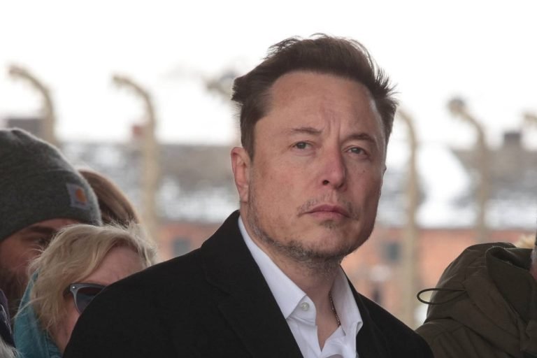 Elon Musk váratlanul Kínába utazott, hogy magas rangú vezetőkkel tárgyaljon