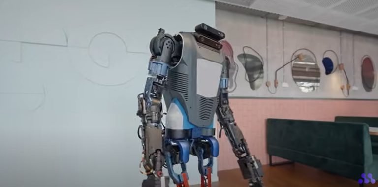 Hajtogat, takarít és „menet közben új feladatokat tanul meg” ez a háztartási robot