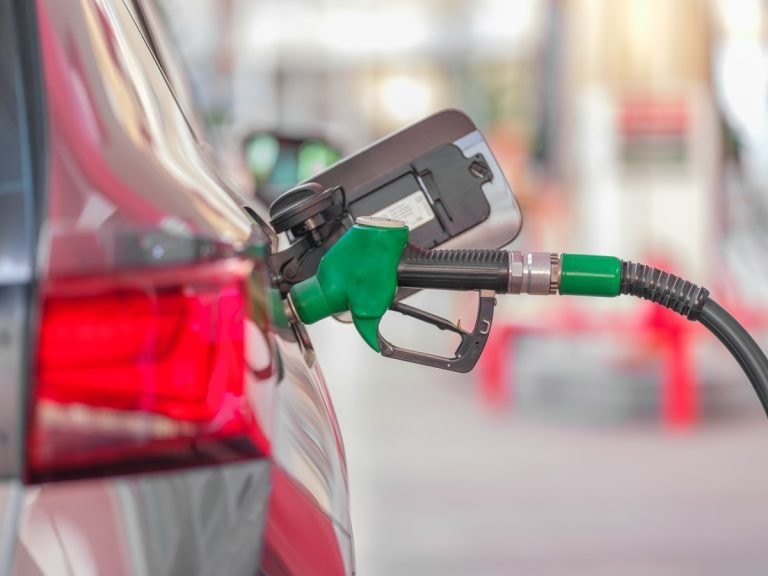 A benzin és a gázolaj ára is csökken péntektől