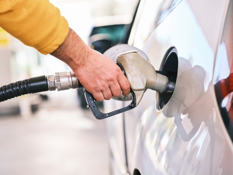 A benzin ára feljebb megy, a gázolajé csökken péntektől