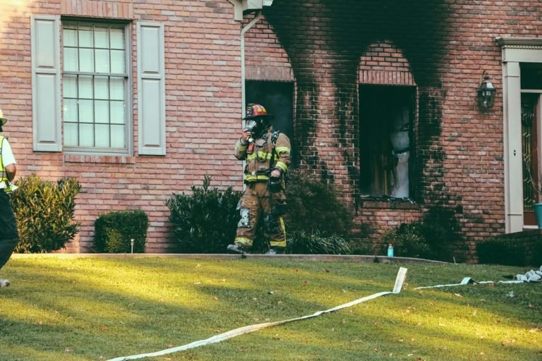 Égő házba rohant be egy 6 éves kislány, hogy megmentse az édesanyját és a testvéreit