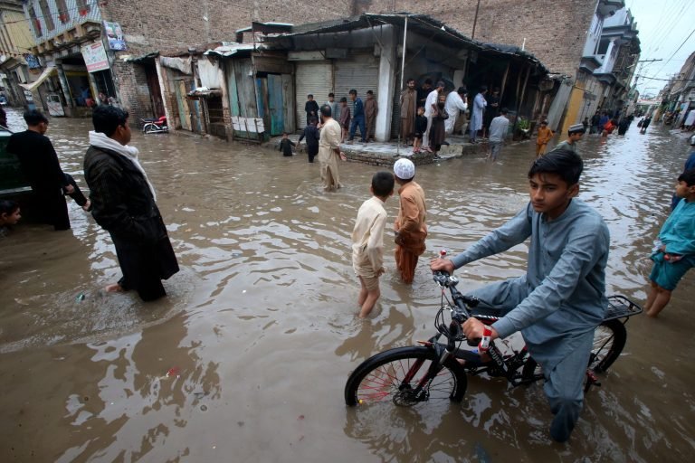 Heves esőzések és villámlások sújtják Pakisztánt, legkevesebb 36 ember életét vesztette