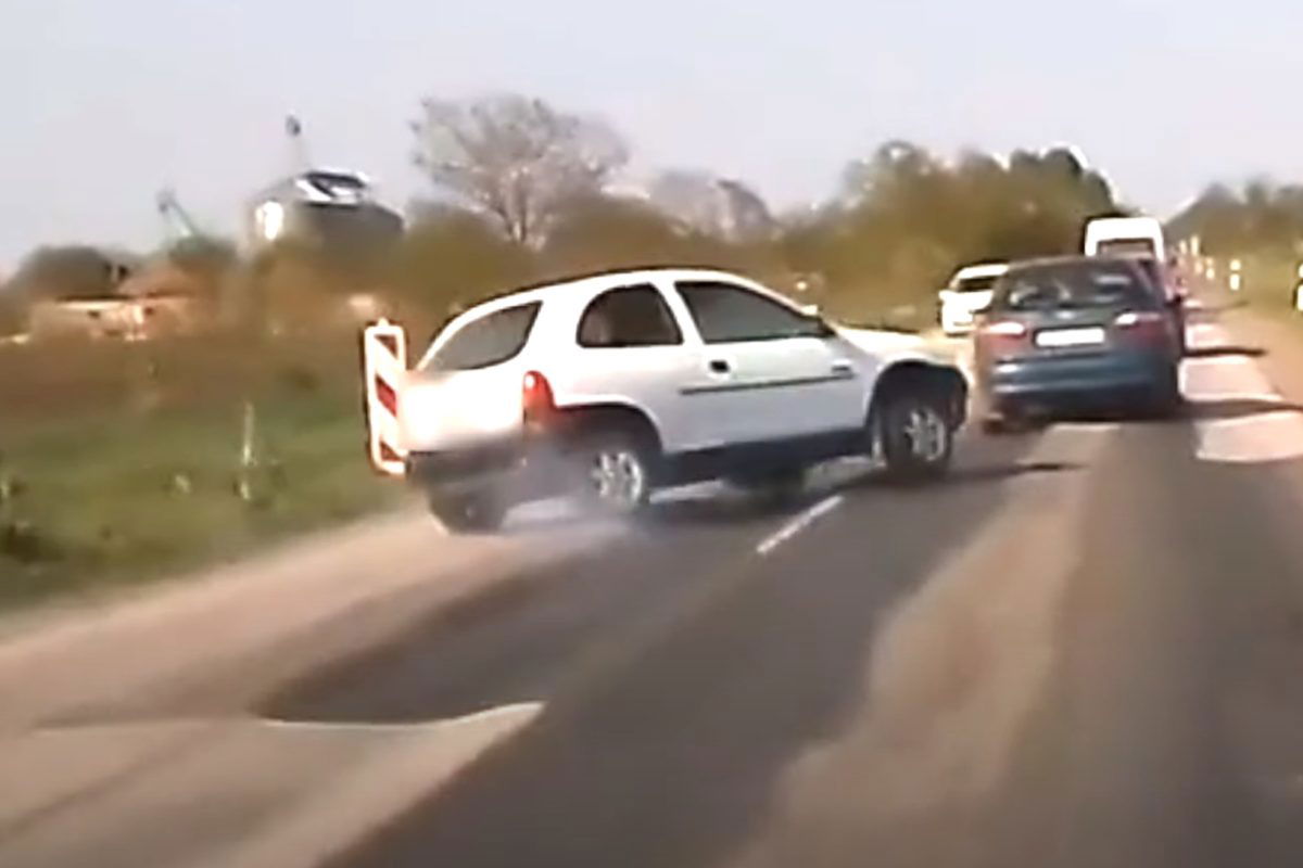 Kis híján tömegbalesetet okozott egy autós Ceglédnél (videó)