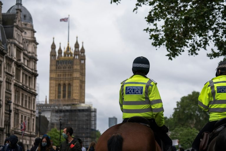 Karddal hadonászó férfit tartóztattak le Londonban