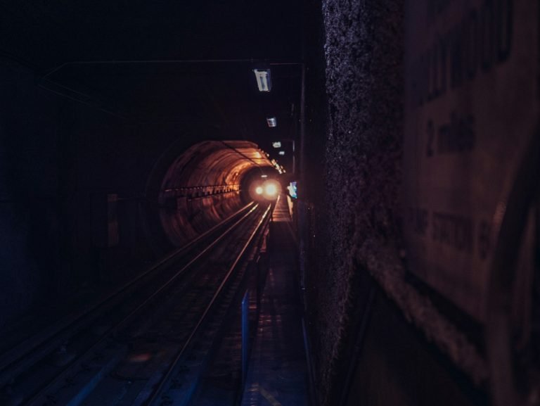 Halálra késeltek egy nőt a metrón Los Angelesben