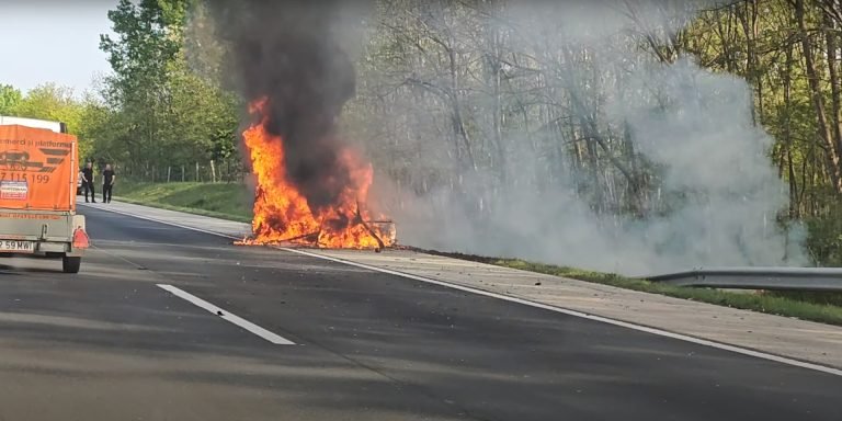 Lángba borult egy lakókocsi az M5-ösön, teljesen kiégett (videó)