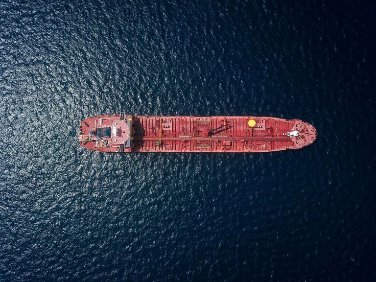 Rakétával lőttek meg egy olajszállító teherhajót a Vörös-tengeren