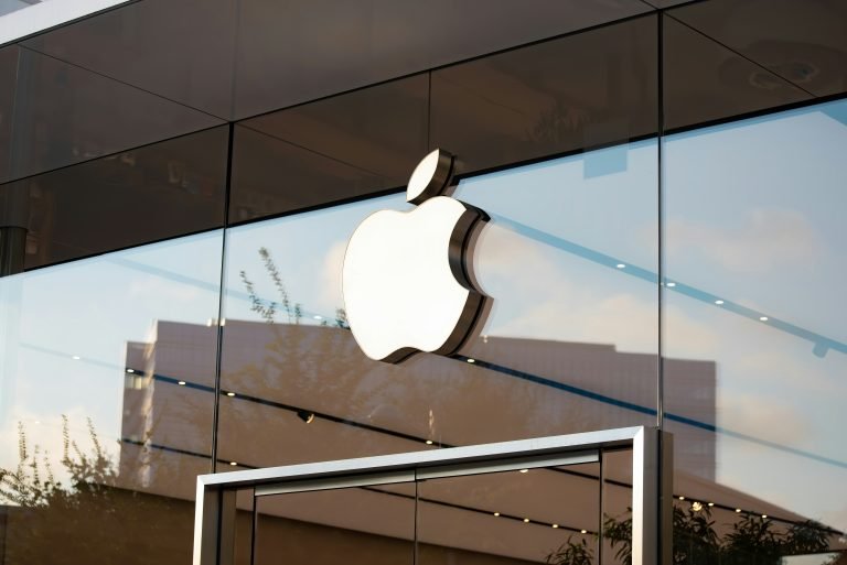 Csendben tűri az Apple, hogy 100 ezer iPhone-t elloptak tőle