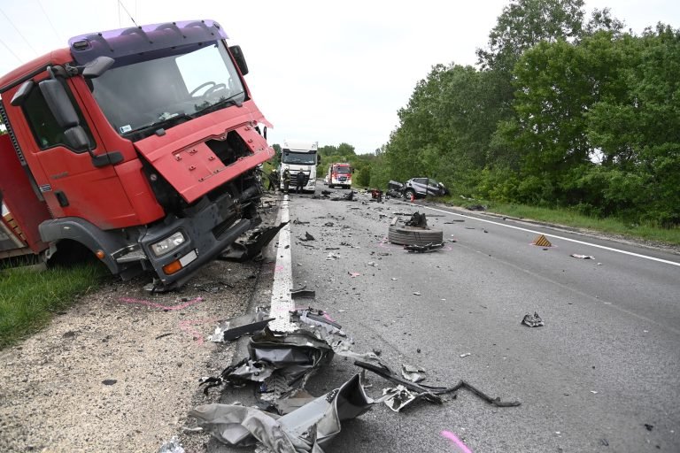 Helyszíni fotókon a Vácnál történt baleset, teljes útzár az M2-es autóúton
