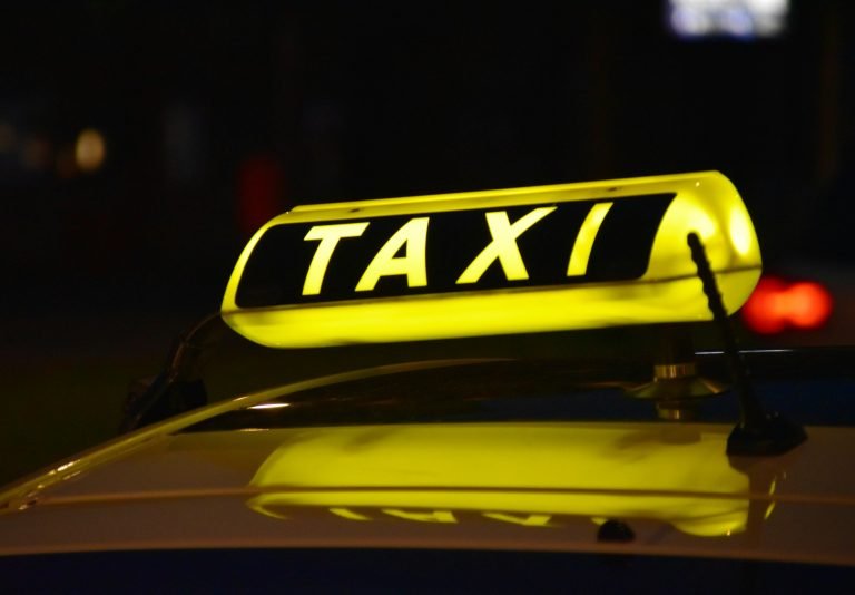 Újabb trükköző taxist fogtak a rendőrök Budapesten, de sokan mások is lebuktak