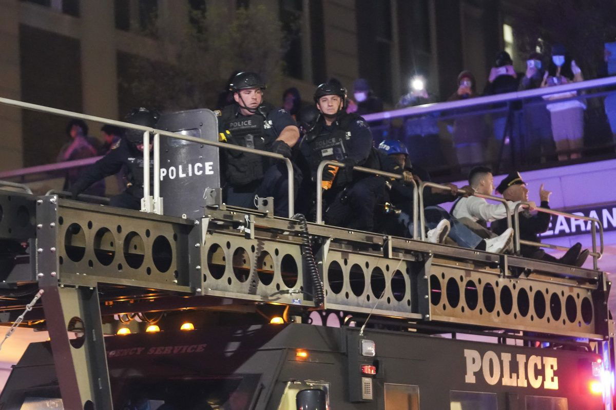 Rohamrendőrök vették körbe a Columbia Egyetemet, amit tüntetők foglaltak el (videó)