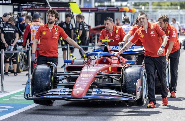 Kövesd élőben az F1-es Miami Nagydíjat, pályán a kék színű Ferrari