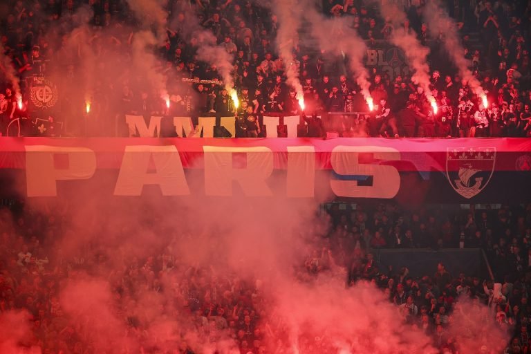 A PSG szurkolói felgyújtották a Dortmund hatalmas zászlóját a stadionban (videó)