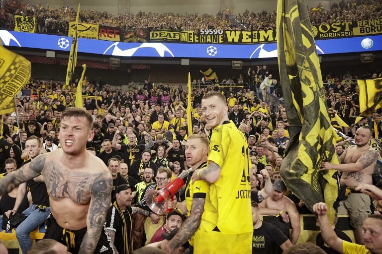 Így bulizott a Dortmund Párizsban a PSG kiejtését követően a Bajnokok Ligájában (videók)