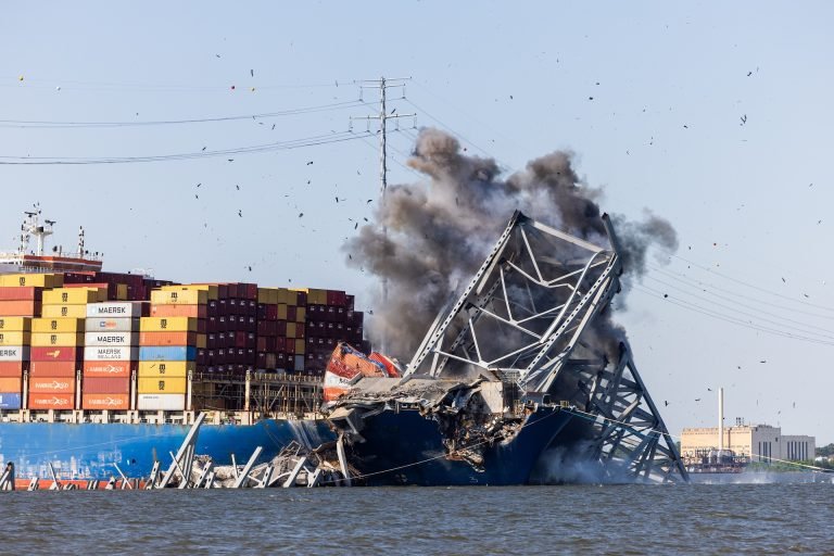 Videó a hatalmas összedőlt amerikai híd felrobbantásáról Baltimore-ból