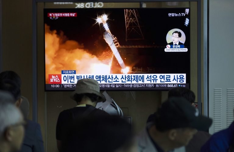 Megint besült Észak-Korea kémműholdjának fellövése, felrobbant a rakéta