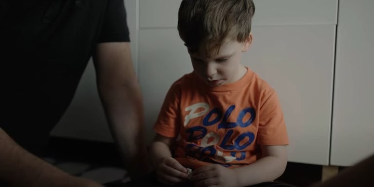 Sarka Kata az emberek segítségét kéri egy beteg kisfiú, Kovács Geri miatt