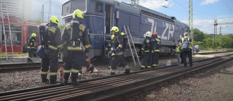 Videón, ahogyan Kelenföldön megbontanak egy tűzbe borult mozdonyt