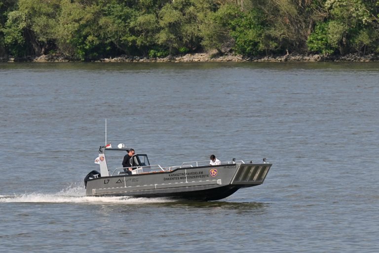 Verőcei hajóbaleset: a mentőcsapatok nagy erőkkel keresik az 5 eltűnt személyt