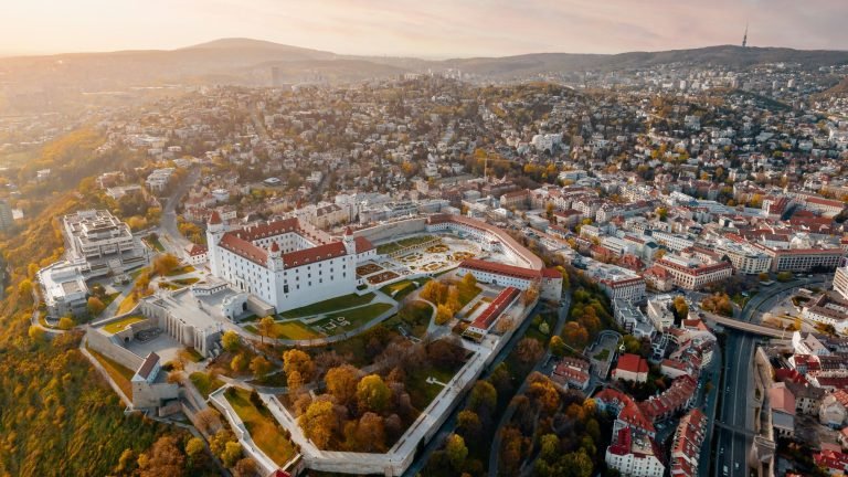 Újabb bombafenyegetés Szlovákiában: egy egyetemi épületet kutatnak át a rendőrök