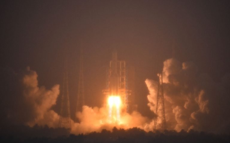 Kína útjára indította a Csang’e-6 szondát a Hold sötét oldalának tanulmányozására