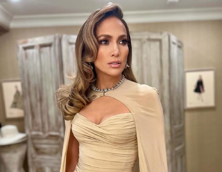 Jennifer Lopez igazi dívaként tündökölt áttetsző ruhájában a Met-gálán