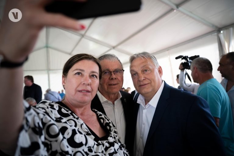Könyveket írt alá Orbán Viktor, tömegek álltak sorba érte (videó)