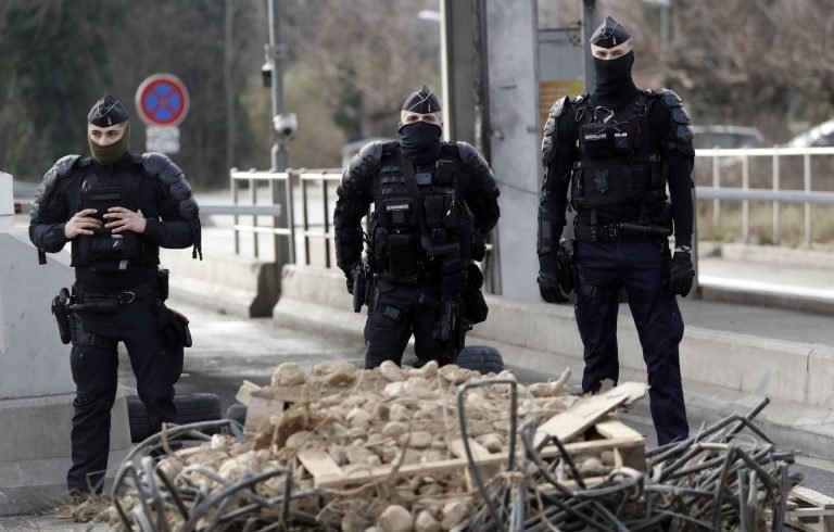 Börtönkonvoj elleni támadás történt Franciaországban, két ember életét vesztette, egy rab szökésben
