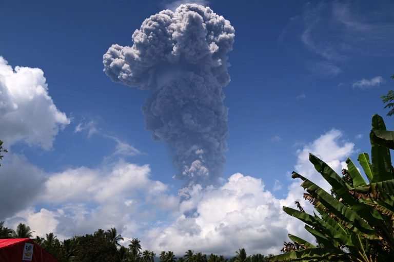 A legmagasabb szintű riasztás van érvényben Indonéziában az Ibu vulkán miatt